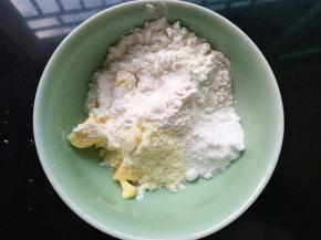 先来制作稣粒，黄油切小块软化，奶粉、糖粉和低筋面粉混合一起