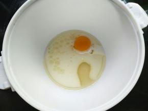 纯牛奶、细砂糖、玉米油和鸡蛋倒入容器里，同时预热烤箱180℃