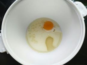 纯牛奶、细砂糖、玉米油和鸡蛋倒入容器里，同时预热烤箱180℃