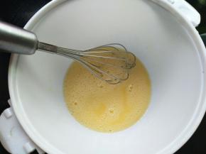 用手动打蛋抽搅拌均匀