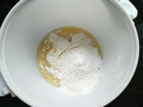 筛入低筋面粉、泡打粉和玉米淀粉