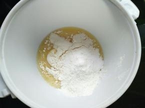 筛入低筋面粉、泡打粉和玉米淀粉