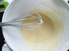 用手动打蛋抽搅拌均匀，不能搅拌太久，以免起筋