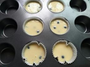 纸托放入模具里，把蛋糕湖用勺子舀入纸杯里，7分满