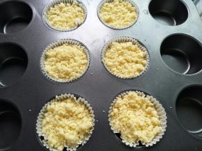 把稣粒均匀的撒在蛋糕上