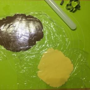 两个面团都擀成4mm厚的面片，包上保鲜膜，放入冰箱冷藏20分钟以上