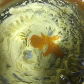 分三次倒入蛋液打发，每一次加入都要把蛋液和黄油充分打发均匀融合