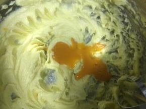 分三次倒入蛋液打发，每一次加入都要把蛋液和黄油充分打发均匀融合