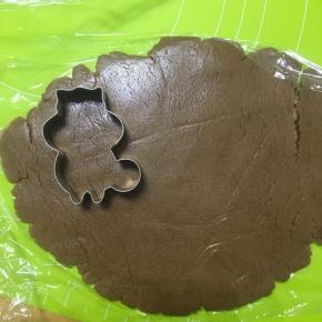 取出冷藏好的面片，用小松鼠模具身体印咖啡色面片，作为小松鼠身体