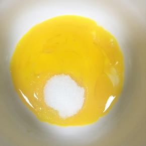 蛋清和蛋黄分离，蛋黄内加入18g细砂糖，用蛋抽搅打均匀