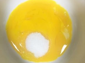 蛋清和蛋黄分离，蛋黄内加入18g细砂糖，用蛋抽搅打均匀