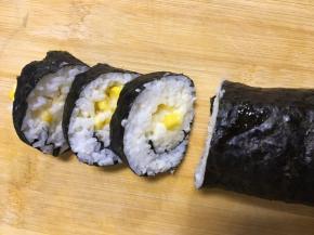 用寿司刀先沾水，切一次沾一下水，这样切出来的切面才好看。