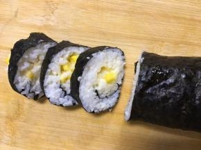 用寿司刀先沾水，切一次沾一下水，这样切出来的切面才好看。