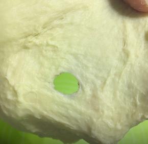 大约15分钟以后拉开面团会有容易破的厚膜，继续蹂躏你的面团，摔打，横竖揉搓