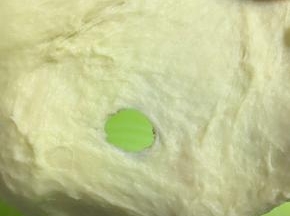 大约15分钟以后拉开面团会有容易破的厚膜，继续蹂躏你的面团，摔打，横竖揉搓