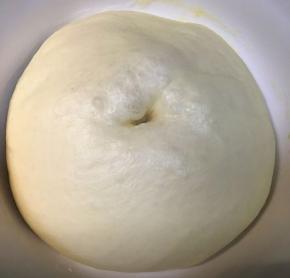 判断面团是否发酵好，用手指沾上面粉，在面团上戳一个孔，不回缩就是发酵好了