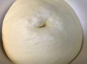 判断面团是否发酵好，用手指沾上面粉，在面团上戳一个孔，不回缩就是发酵好了
