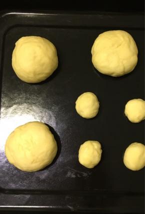 取出分成小圆面团，大餐包大概分为大概50g一个，小餐包10g一个，揉圆放入烤盘，放入烤箱，发酵档进行第二次发酵