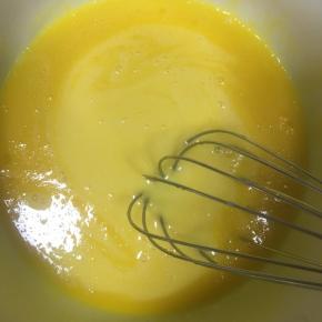 再倒入牛奶，搅打均匀