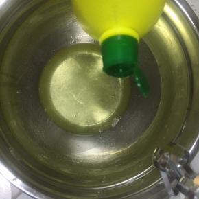 蛋清内滴入几滴柠檬汁