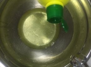 蛋清内滴入几滴柠檬汁