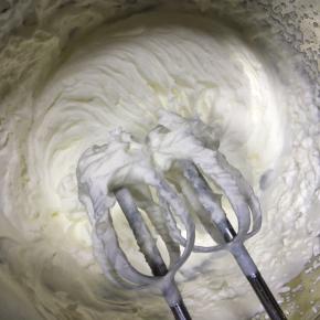 奶油加细砂糖打发至可以裱花的状态