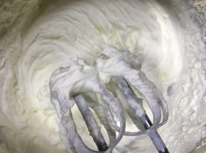 奶油加细砂糖打发至可以裱花的状态