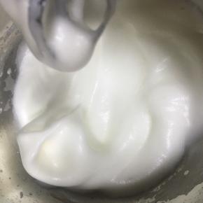 打发到有纹路时继续加入剩下的细砂糖打发至提起打蛋头有弯钩即可