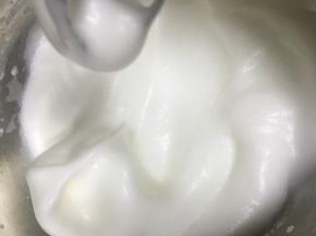 打发到有纹路时继续加入剩下的细砂糖打发至提起打蛋头有弯钩即可