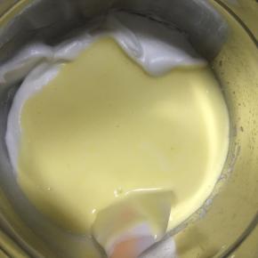 最后将翻拌好的蛋糕糊全部倒入剩下的蛋白霜中，翻拌均匀