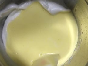 最后将翻拌好的蛋糕糊全部倒入剩下的蛋白霜中，翻拌均匀