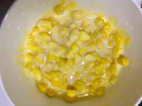 玉米粒蒸熟后加入炼乳拌匀，备用。