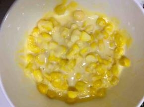 玉米粒蒸熟后加入炼乳拌匀，备用。