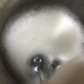 电动打蛋器低速打发至有粗泡，加入1/3的蛋清用细砂糖，继续中速打发