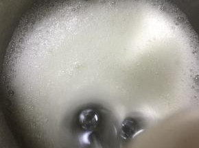 电动打蛋器低速打发至有粗泡，加入1/3的蛋清用细砂糖，继续中速打发