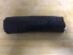 从有玉米粒的一侧开始卷，在卷的时候手要用一些力，卷的时候压紧，防止卷起之后太过松散，卷起压紧后的状态