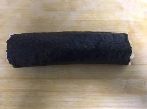 从有玉米粒的一侧开始卷，在卷的时候手要用一些力，卷的时候压紧，防止卷起之后太过松散，卷起压紧后的状态