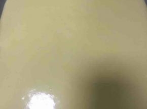 烤盘内铺一张烘焙油纸，倒入蛋糕糊，轻轻震几下除去大气泡。