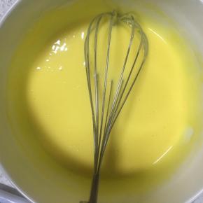 搅拌均匀至无面粉颗粒，放一旁备用