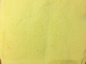 烤箱提前预热150度，上下热风火循环，入蛋糕糊烘烤40分钟，取出倒扣在网架上，撕去油纸，然后再盖上油纸以免蛋糕干燥