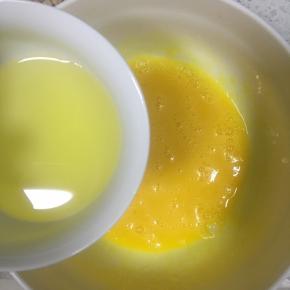 接着加入玉米油，蛋抽继续搅打均匀