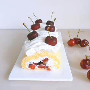 放上几个没有扯去把儿的樱桃装饰一下，放冰箱冷藏2小时以上再食用口感会更佳