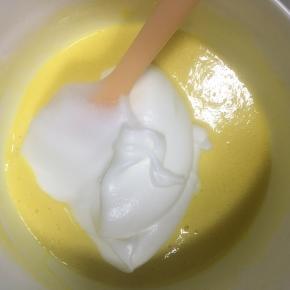 取1/3的蛋白霜到蛋黄糊中，刮刀翻拌均匀