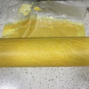 一边卷一边扯出卷进去的油纸