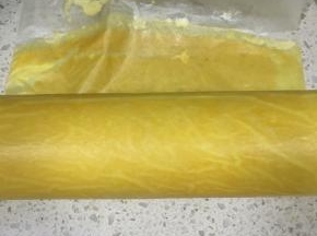 一边卷一边扯出卷进去的油纸