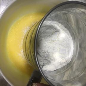 过筛加入低筋面粉