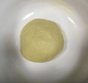 面团再揉圆放在碗中，盖上湿毛巾，放入烤箱发酵，烤箱下层烤盘内倒入温水，中层放上网架，碗放在网架上进行发酵，40分钟