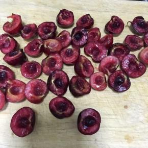 准备夹馅：樱桃切半，去掉樱桃籽