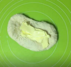 揉大概15分钟后加入黄油，继续揉