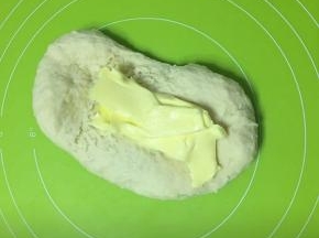 揉大概15分钟后加入黄油，继续揉